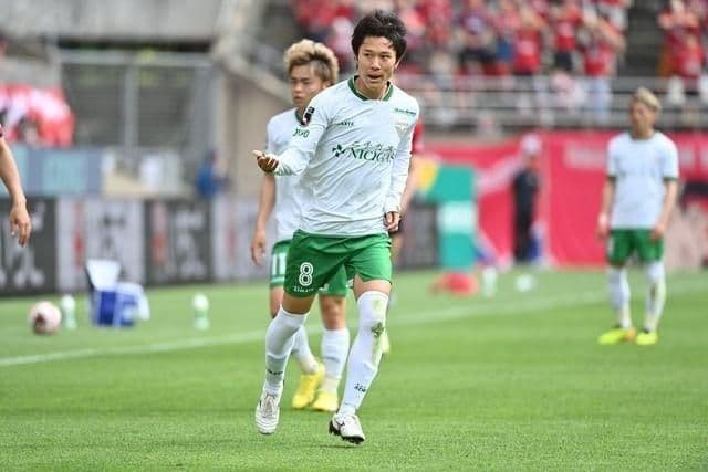 Cầu thủ Tokyo Verdy trong trận đấu J-League, minh họa tính cạnh tranh và chuyên nghiệp của giải.