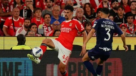 Cầu thủ Tomás Araújo của Benfica trong trận đấu căng thẳng với Santa Clara.