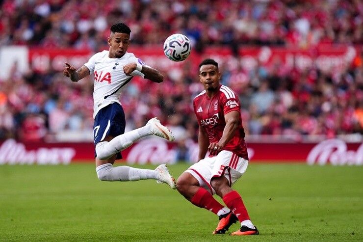 Cầu thủ Tottenham bật cao đánh đầu trong trận đấu với Nottingham Forest.