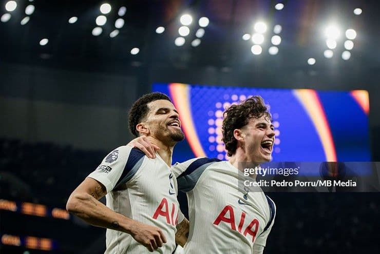 Cầu thủ Tottenham ăn mừng bàn thắng mở tỷ số, trước khi bi kịch thẻ đỏ xảy ra