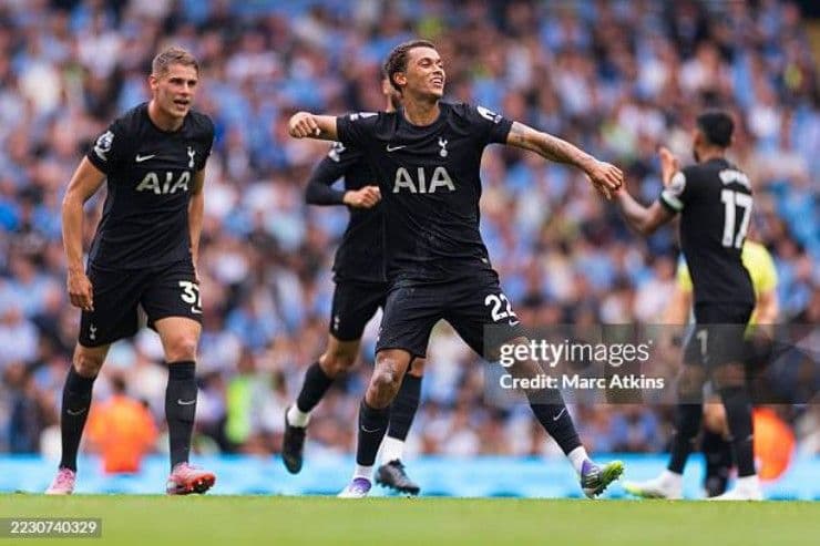 Cầu thủ Tottenham ăn mừng bàn thắng, thể hiện khoảnh khắc bùng nổ trong hiệp một.