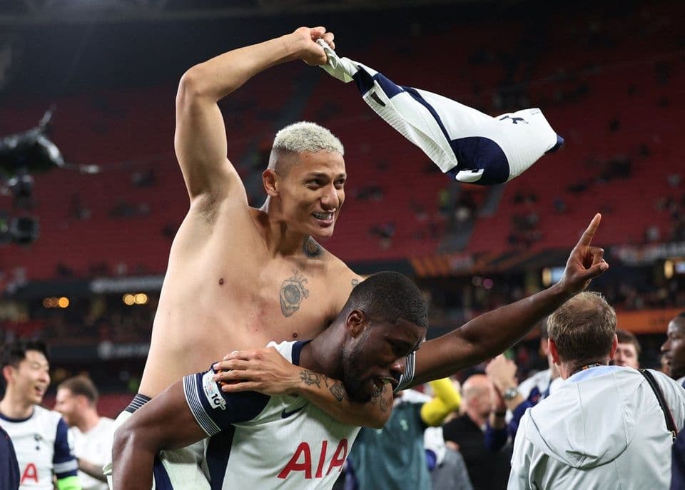 Cầu thủ Tottenham Richarlison và Emerson Royal ăn mừng chiến thắng, tượng trưng cho vinh quang Ngoại hạng Anh.