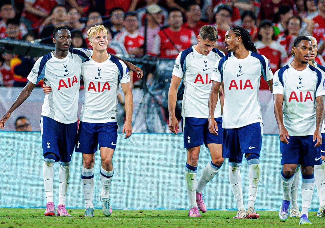 Cầu thủ Tottenham Richarlison và Pape Sarr ăn mừng bàn thắng duy nhất của Sarr trong trận thắng Arsenal 1-0.