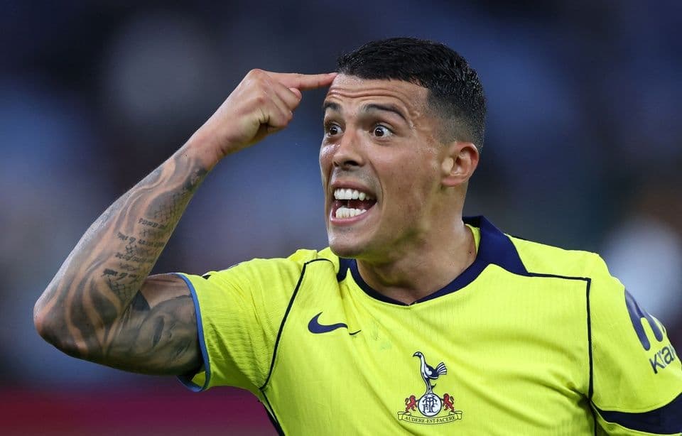 Cầu thủ Tottenham thể hiện sự quyết tâm trong trận đấu với Aston Villa.