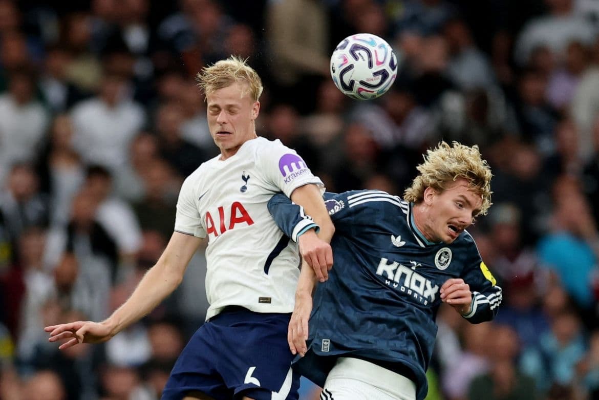 Cầu thủ Tottenham thể hiện sự thất vọng sau trận đấu, phản ánh áp lực và tâm trạng sau những kết quả không như ý.