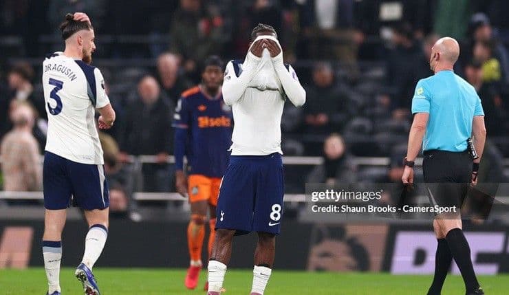 Cầu thủ Tottenham thất vọng trên sân, phản ánh áp lực trụ hạng và cuộc chiến sinh tồn ở giữa bảng.