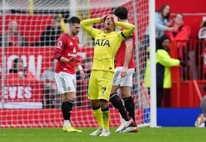 Cầu thủ Tottenham tiếc nuối sau khi bỏ lỡ cơ hội, phản ánh khó khăn của đội khách trong trận đấu.