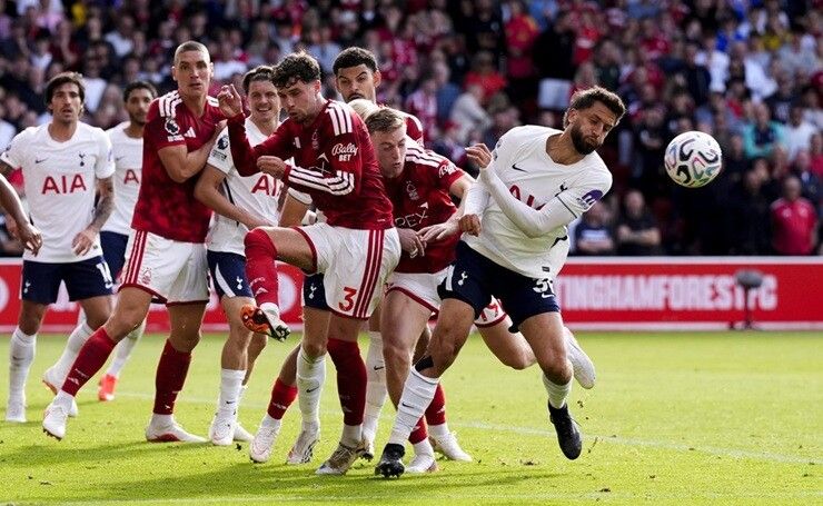 Cầu thủ Tottenham tranh chấp bóng trên không với các hậu vệ Nottingham Forest tại City Ground.
