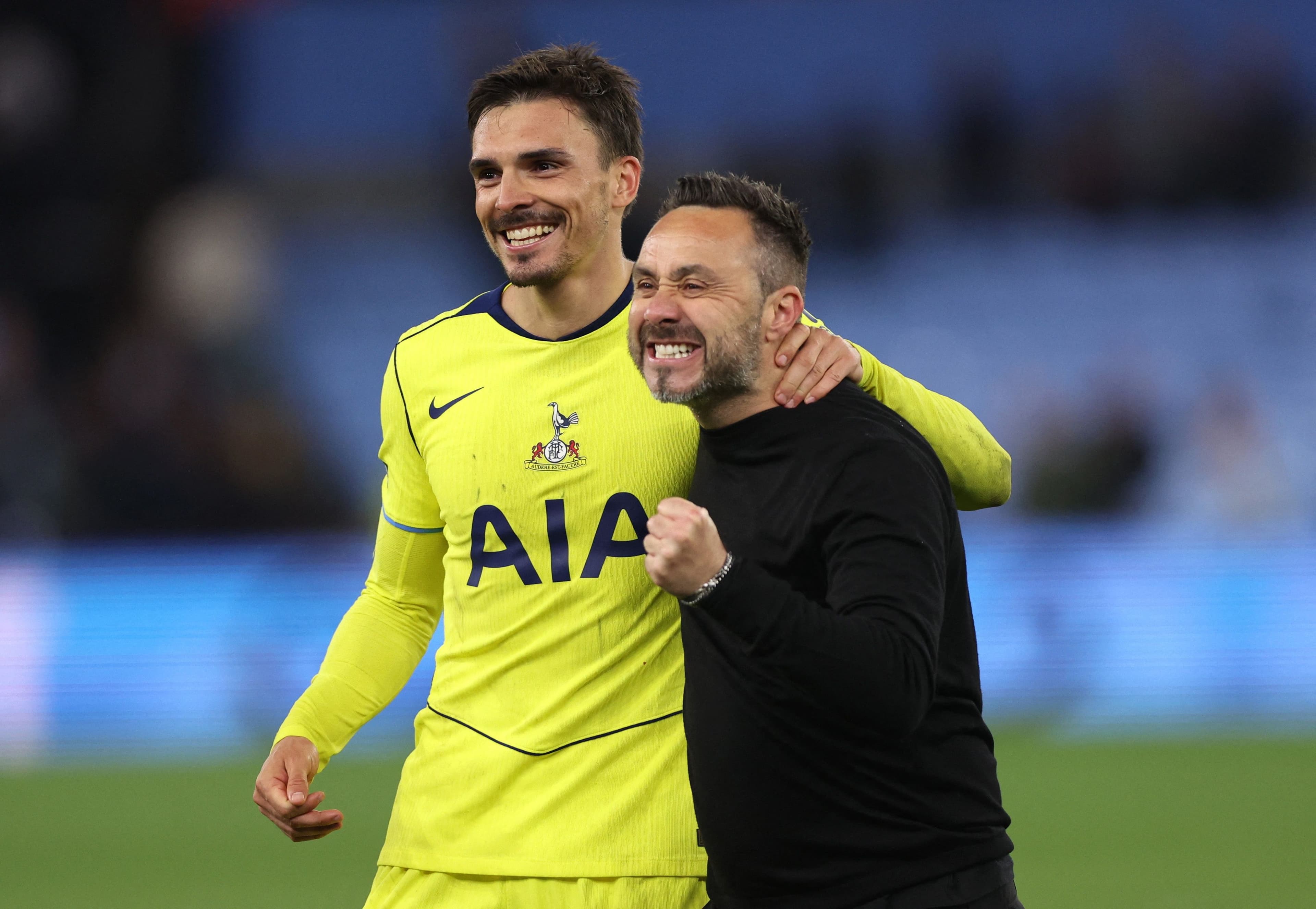 Cầu thủ Tottenham và HLV ăn mừng chiến thắng quan trọng trước Aston Villa.