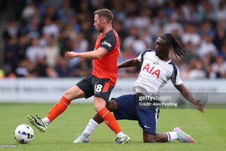 Cầu thủ Tottenham và Luton Town tranh bóng trong trận giao hữu không bàn thắng