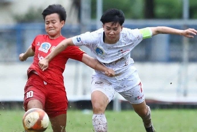 Cầu thủ TP.HCM I trong pha tranh bóng quyết liệt, thể hiện phong độ thi đấu ấn tượng đầu mùa giải.