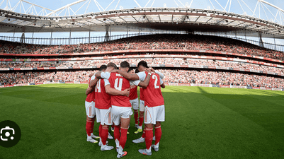 Cầu thủ trẻ Alexei Rojas của Arsenal trên khán đài Emirates Cup, đại diện cho thế hệ tương lai của câu lạc bộ.