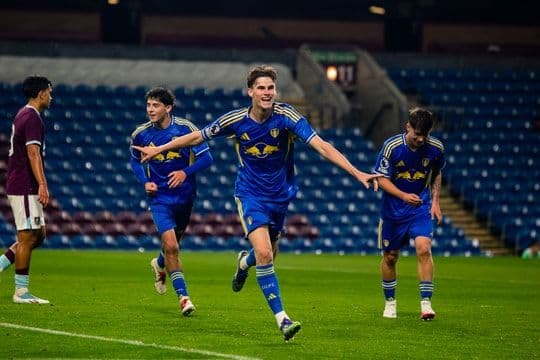 Cầu thủ trẻ Brazil ăn mừng bàn thắng, thể hiện tiềm năng và sự thoải mái trong lối chơi.