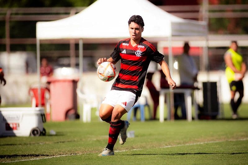 Cầu thủ trẻ của đội U17 Flamengo trong một trận đấu derby.