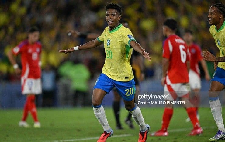 Cầu thủ trẻ Estevao của Brazil số 20 ăn mừng bàn thắng, tượng trưng cho tương lai tươi sáng của Selecao dưới thời HLV Ancelotti trong trận đấu với Chile.