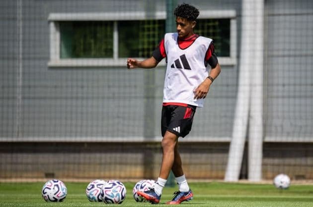 Cầu thủ trẻ JJ Gabriel của Manchester United trên sân tập, đại diện cho tương lai của câu lạc bộ.