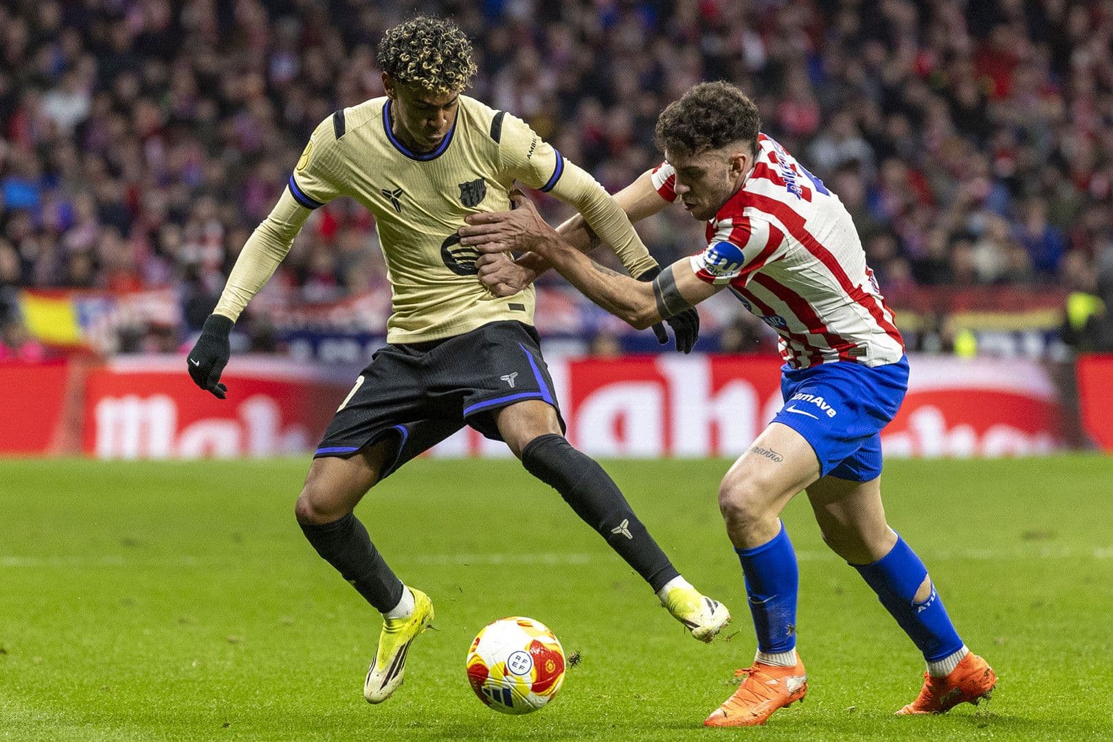 Cầu thủ trẻ Lamine Yamal của Barcelona cố gắng vượt qua hậu vệ Atletico Madrid.