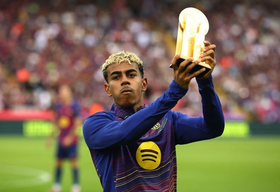 Cầu thủ trẻ Lamine Yamal của Barcelona giơ cao danh hiệu cá nhân.