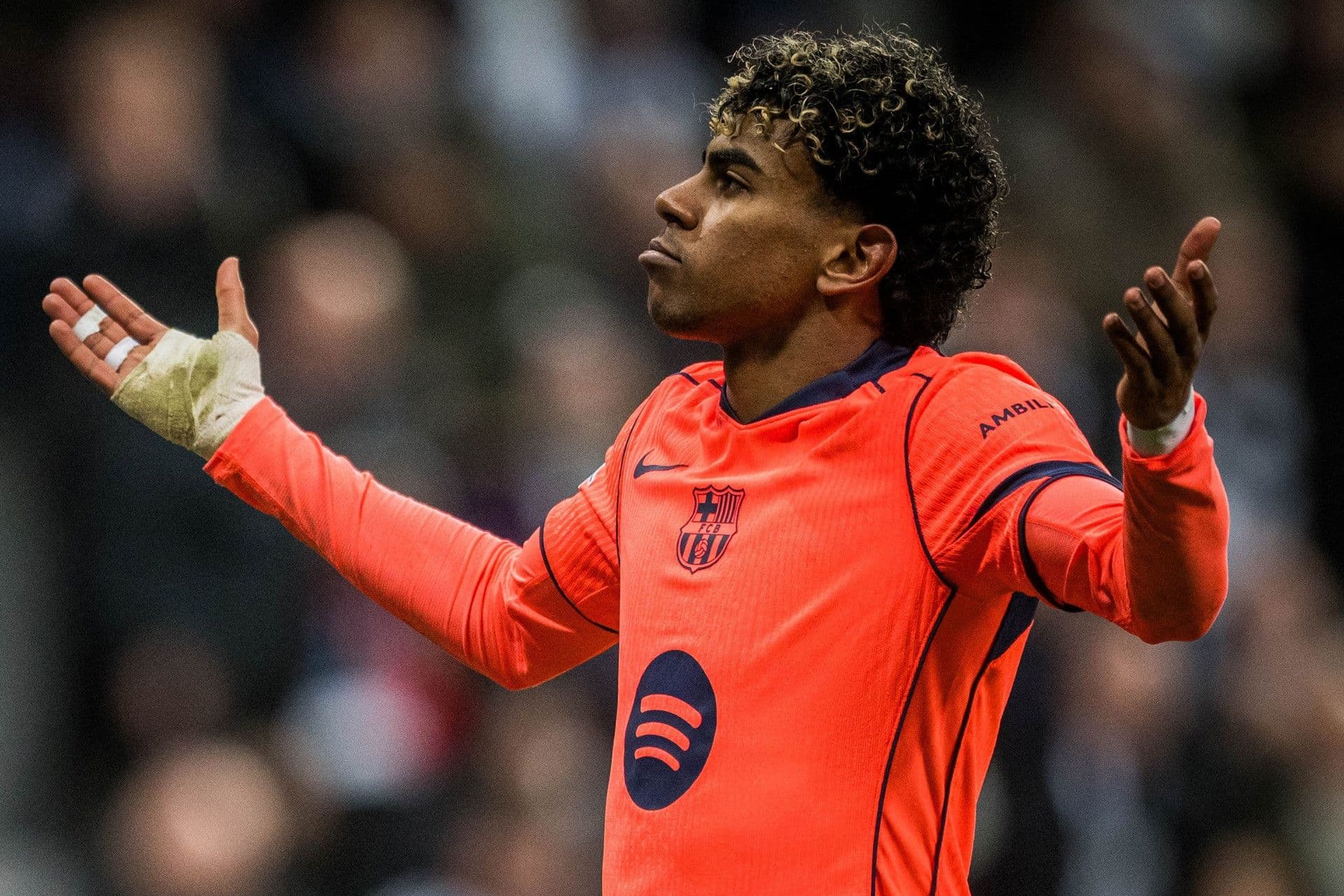 Cầu thủ trẻ Lamine Yamal của Barcelona ăn mừng sau khi ghi bàn.