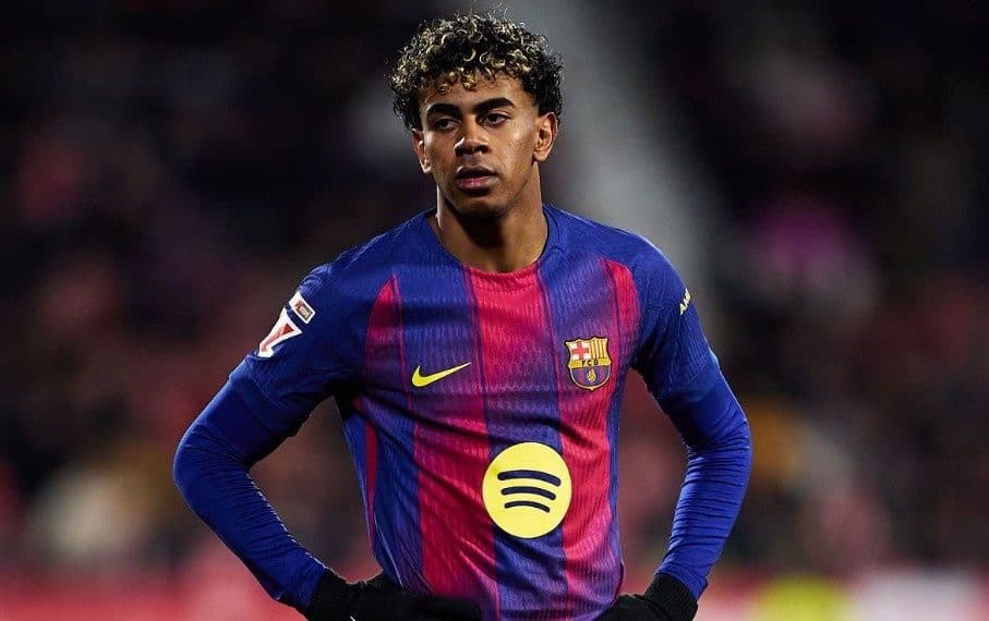 Cầu thủ trẻ Lamine Yamal của Barcelona trên sân, thể hiện sự thất vọng sau trận thua
