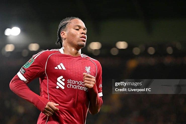 Cầu thủ trẻ Ngumoha của Liverpool trên sân, thể hiện chính sách xoay tua đội hình