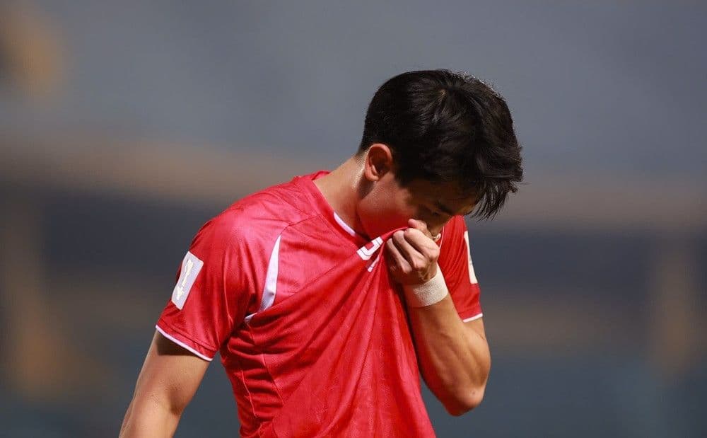 Cầu thủ trẻ Đình Bắc của CAHN với vẻ mặt trầm tư, thể hiện sự suy ngẫm về bản lĩnh và hành trình chinh phục châu lục.