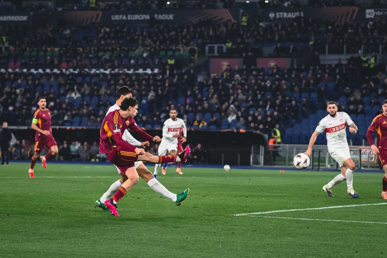 Cầu thủ trẻ Pisilli (số 61) của AS Roma thực hiện cú sút mạnh mẽ trong trận đấu với Stuttgart.