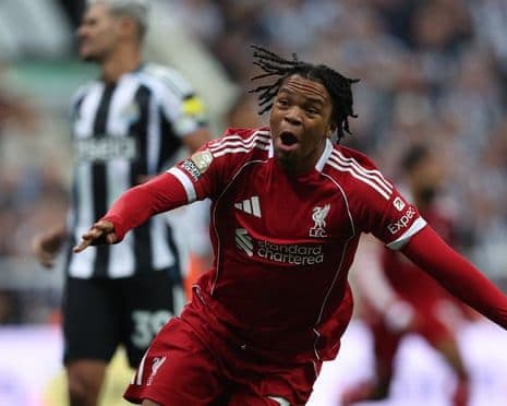 Cầu thủ trẻ Rio Ngumoha của Liverpool với vẻ mặt bàng hoàng khó tin sau khi ghi bàn thắng quyết định ở phút 100 trong trận ra mắt Premier League.