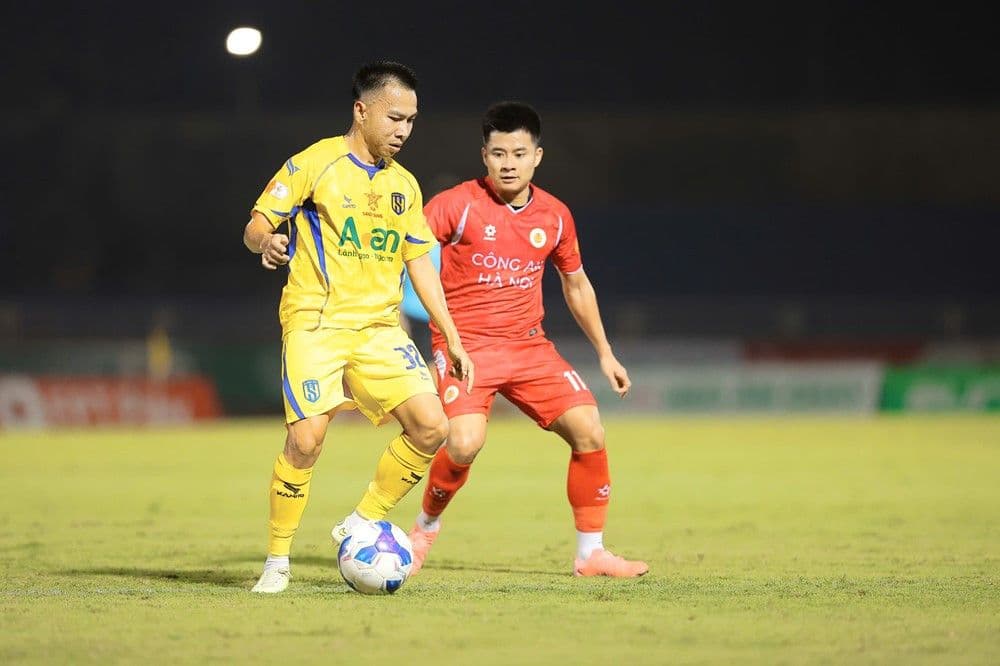 Cầu thủ trẻ Sông Lam Nghệ An nỗ lực kiểm soát bóng trong trận đấu.