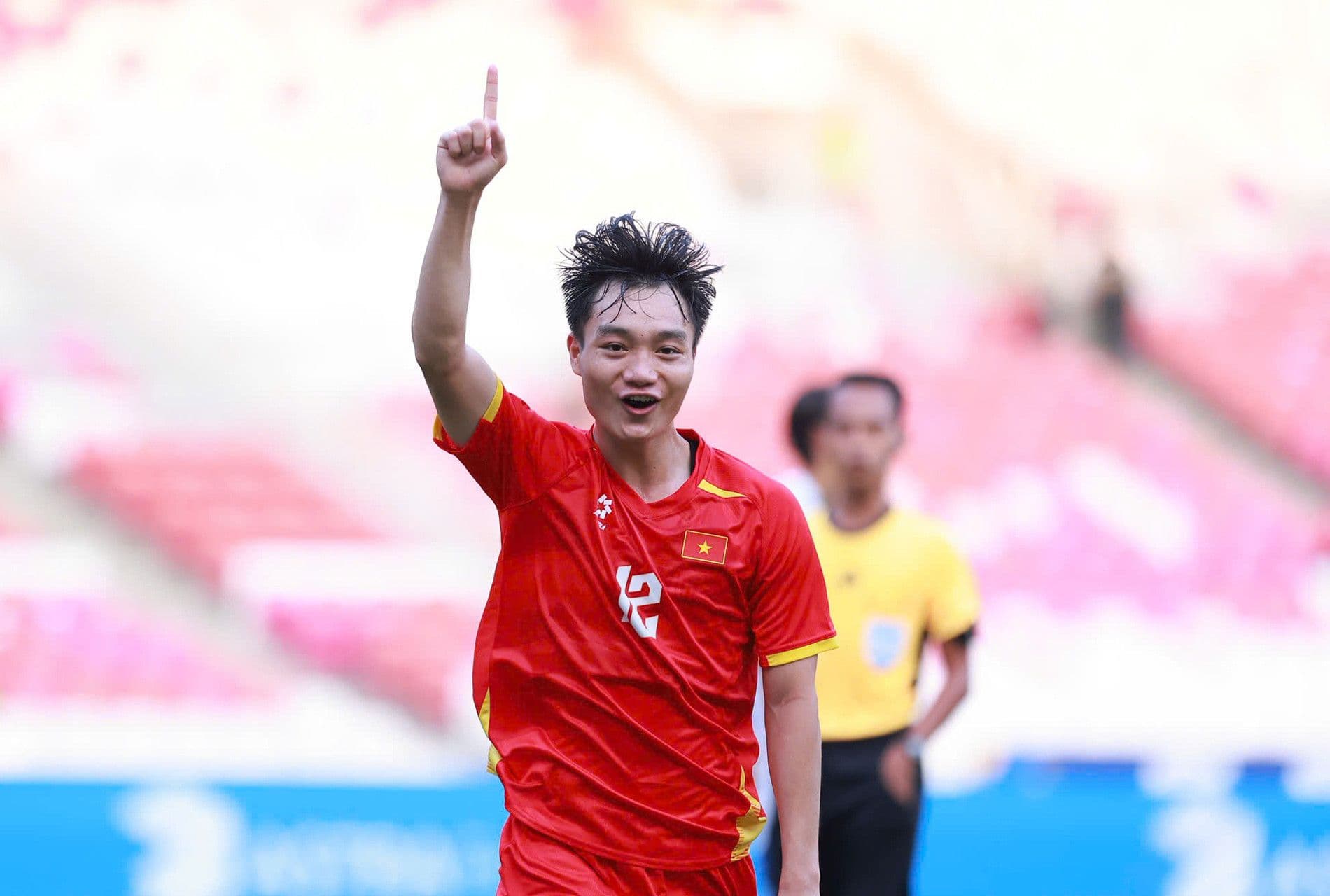 Cầu thủ trẻ Việt Nam ăn mừng bàn thắng, tượng trưng cho thế hệ mới.