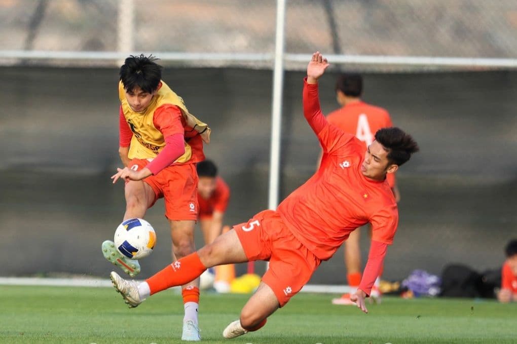 Cầu thủ trẻ Việt Nam tập luyện trên sân, minh họa cho quá trình rèn luyện và phát triển kỹ năng.