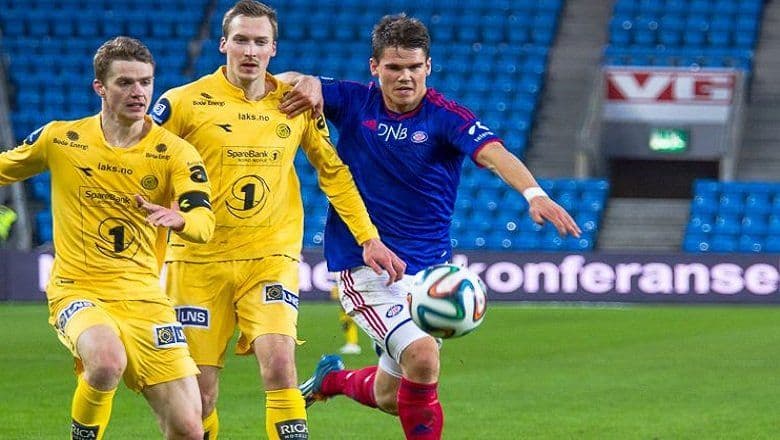 Cầu thủ tranh bóng quyết liệt trên sân cỏ, minh họa cho các điểm quyết định trong trận đấu.