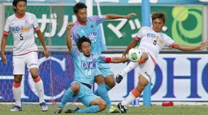 Cầu thủ tranh bóng quyết liệt trong một trận đấu thuộc Cúp Nhật Bản, biểu tượng cho tinh thần thể thao và giấc mơ vô danh.