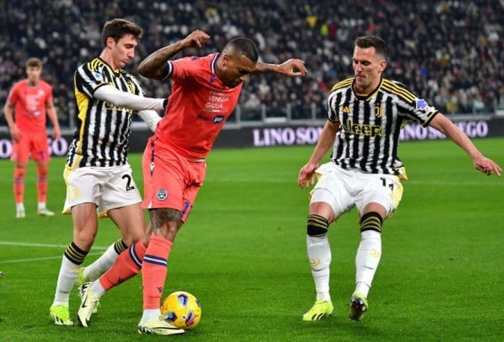 Cầu thủ tranh bóng thể hiện sức mạnh vượt trội của Al Qadisiya