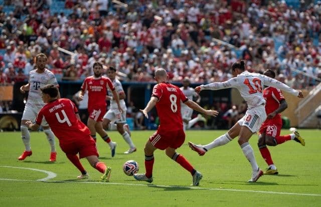 Cầu thủ tranh bóng trên sân cỏ trong một trận đấu.