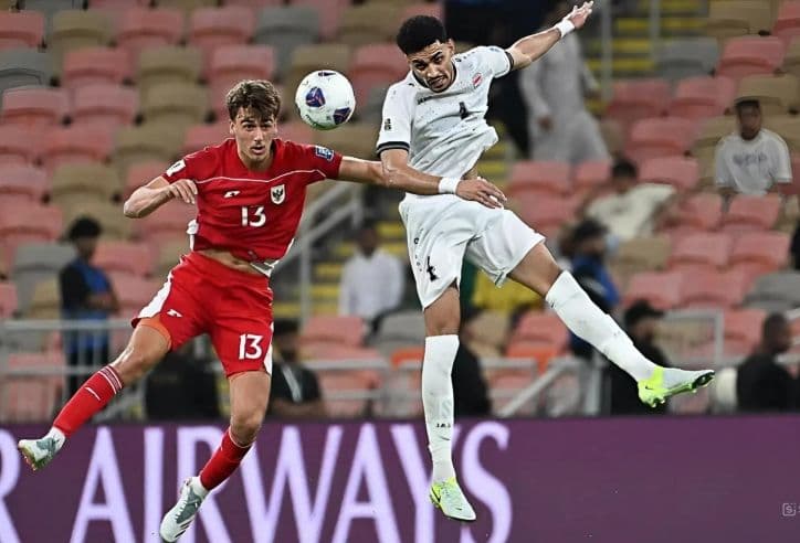 Cầu thủ tranh chấp bóng quyết liệt trong trận đấu vòng loại World Cup, thể hiện tinh thần kiên cường.