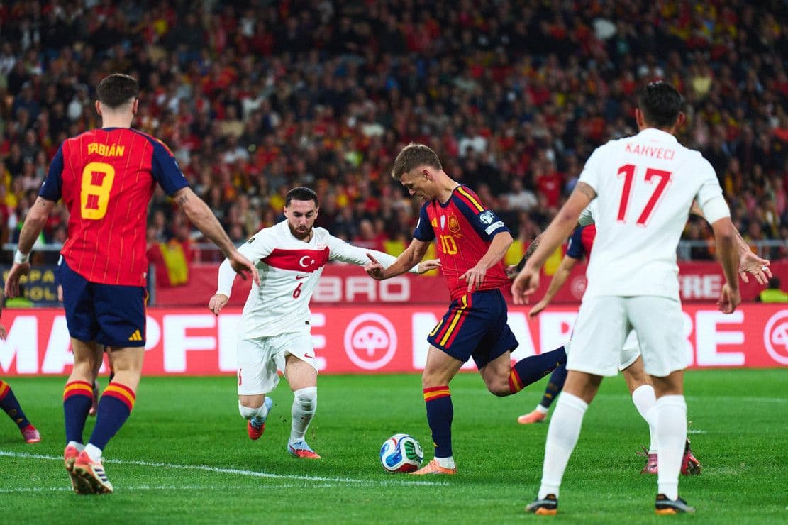 Cầu thủ Tây Ban Nha Dani Olmo tranh chấp bóng với cầu thủ Thổ Nhĩ Kỳ trong trận đấu