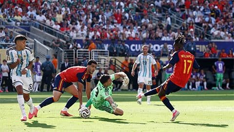 Cầu thủ Tây Ban Nha dứt điểm trong trận đấu với Argentina