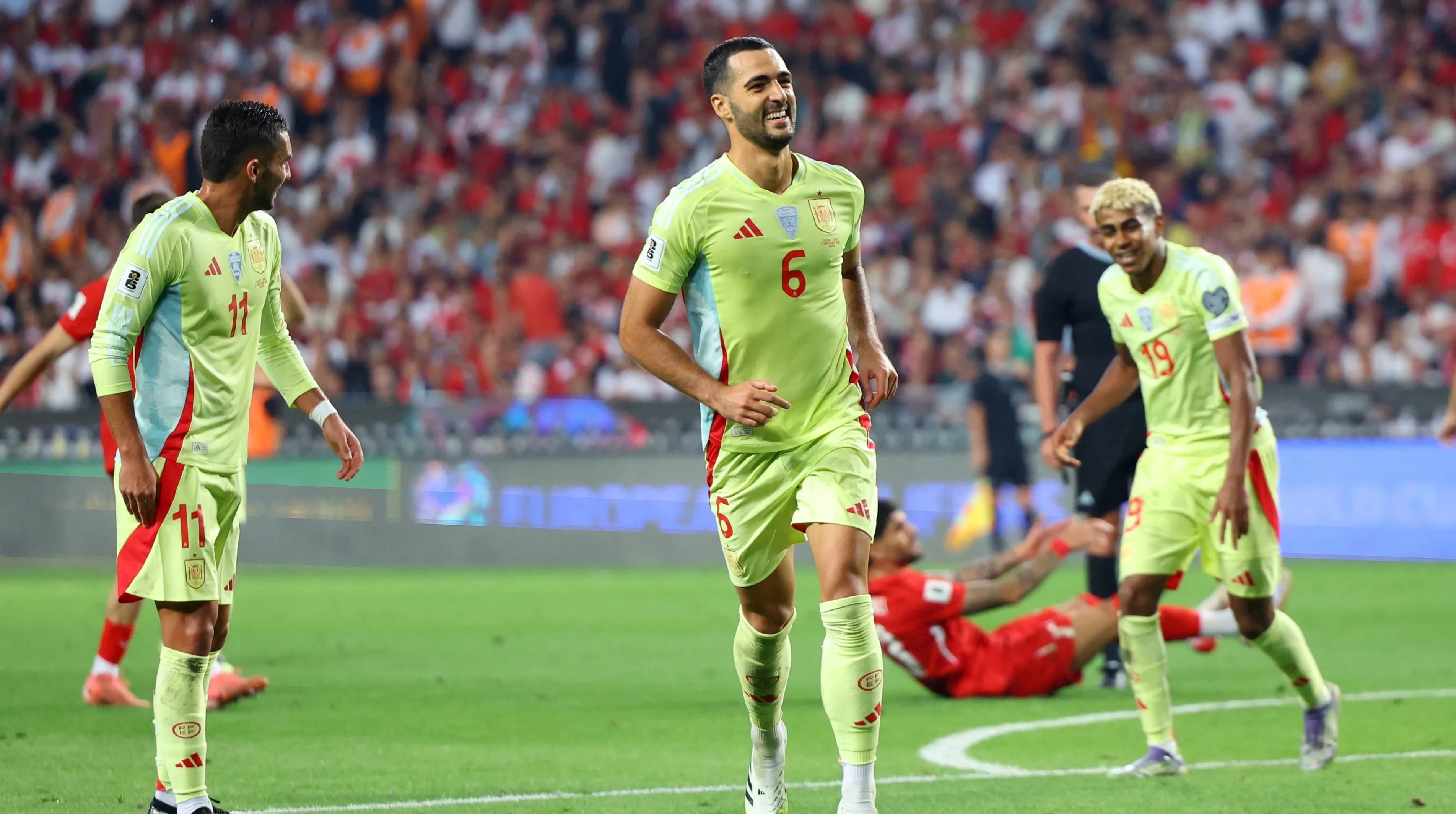 Cầu thủ Tây Ban Nha ăn mừng bàn thắng trong trận thắng đậm Thổ Nhĩ Kỳ