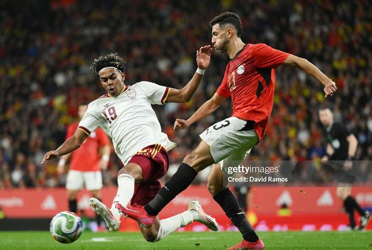 Cầu thủ Tây Ban Nha số 19 (có thể là Lamine Yamal) tranh bóng với cầu thủ Ai Cập trong trận hòa 0-0