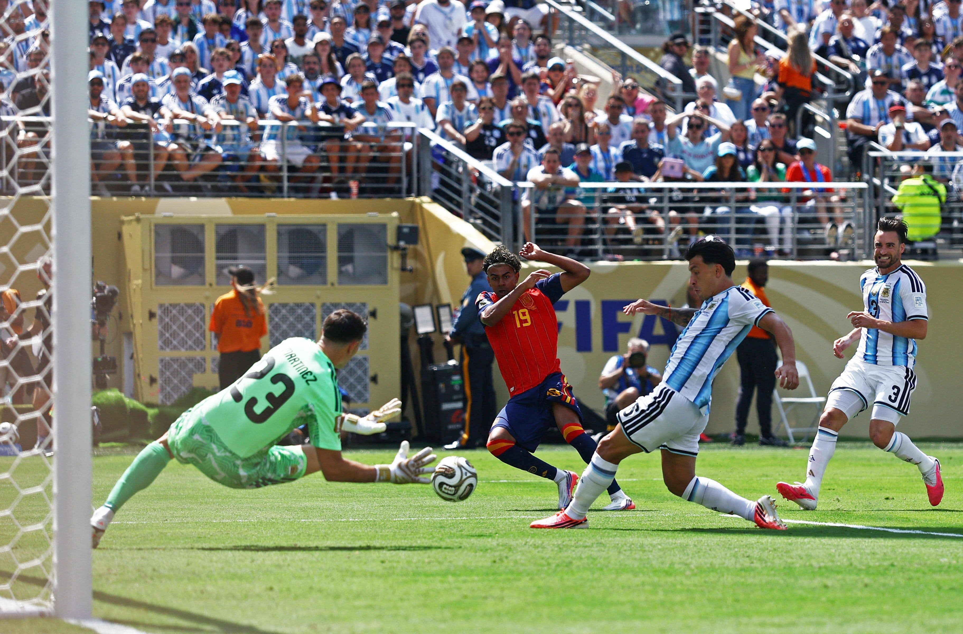 Cầu thủ Tây Ban Nha số 19 (Lamine Yamal) tấn công khung thành Argentina tại chung kết World Cup 2026
