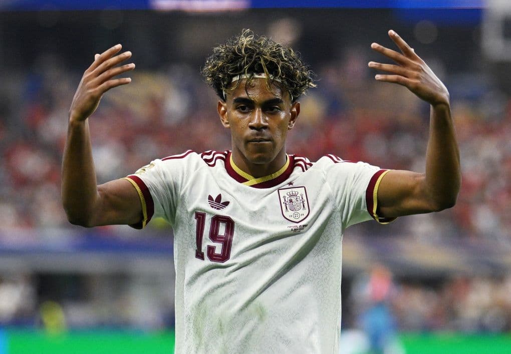 Cầu thủ Tây Ban Nha trên sân cỏ, tượng trưng cho sức hút của các ngôi sao bóng đá tại World Cup.
