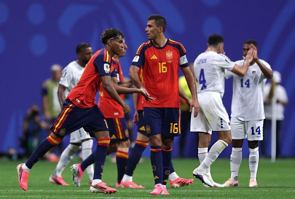 Cầu thủ Tây Ban Nha và Mỹ trên sân cỏ World Cup 2026, nơi những nghi ngờ dàn xếp tỷ số bắt đầu lan truyền.