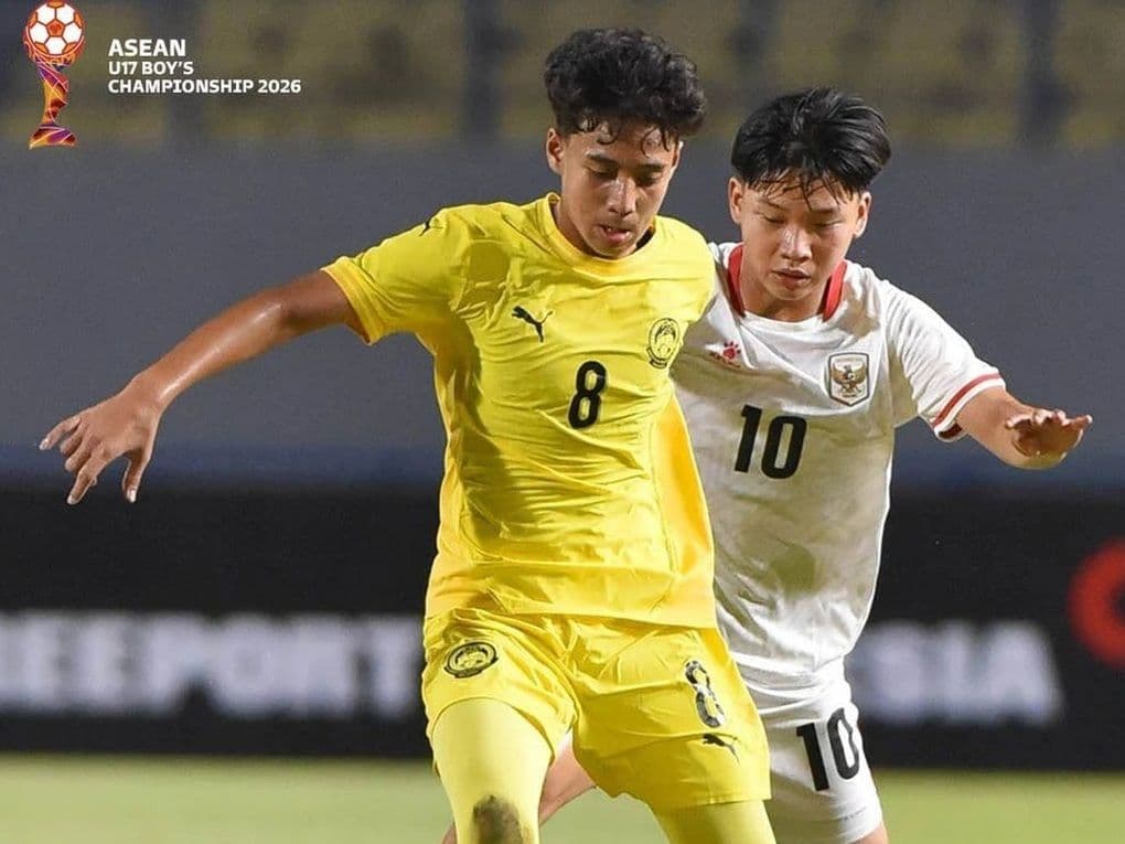 Cầu thủ U17 Indonesia và U17 Việt Nam tranh chấp bóng quyết liệt trên sân, thể hiện tinh thần đối đầu.