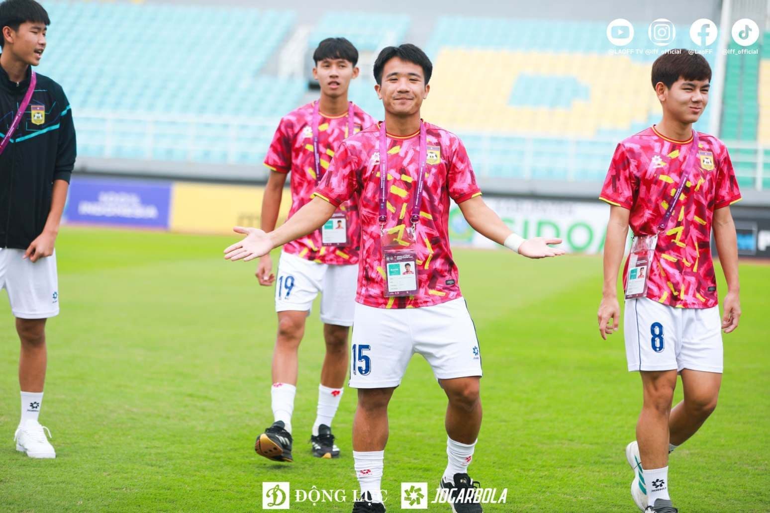 Cầu thủ U17 Lào trên sân, thể hiện sự băn khoăn về kết quả trận đấu
