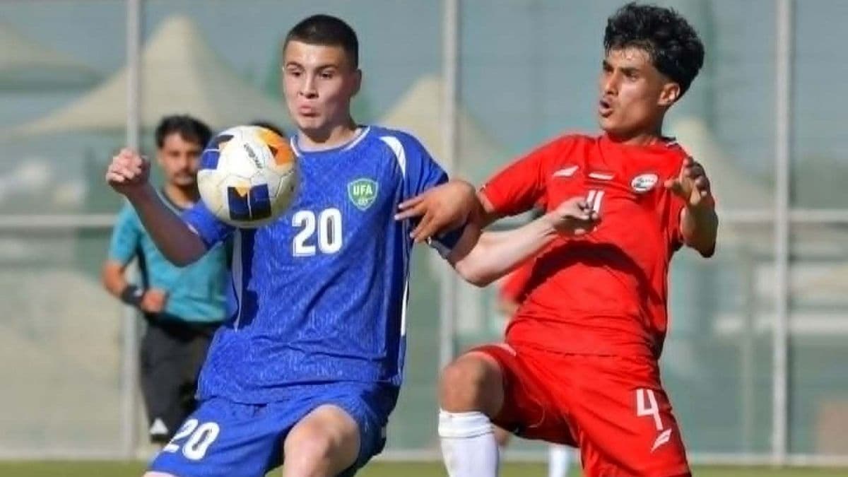 Cầu thủ U17 Yemen (áo đỏ) tranh bóng với đối thủ U17 Uzbekistan, minh họa cho những khó khăn của đội Yemen