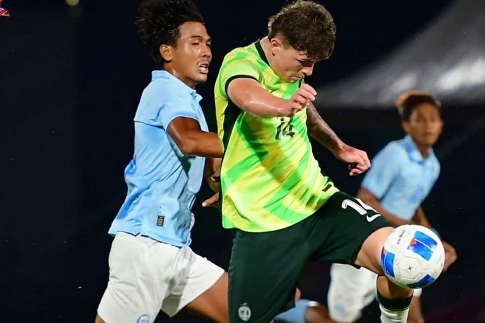 Cầu thủ U19 Australia (áo sọc xanh vàng) tranh bóng với đối thủ trong trận đấu.