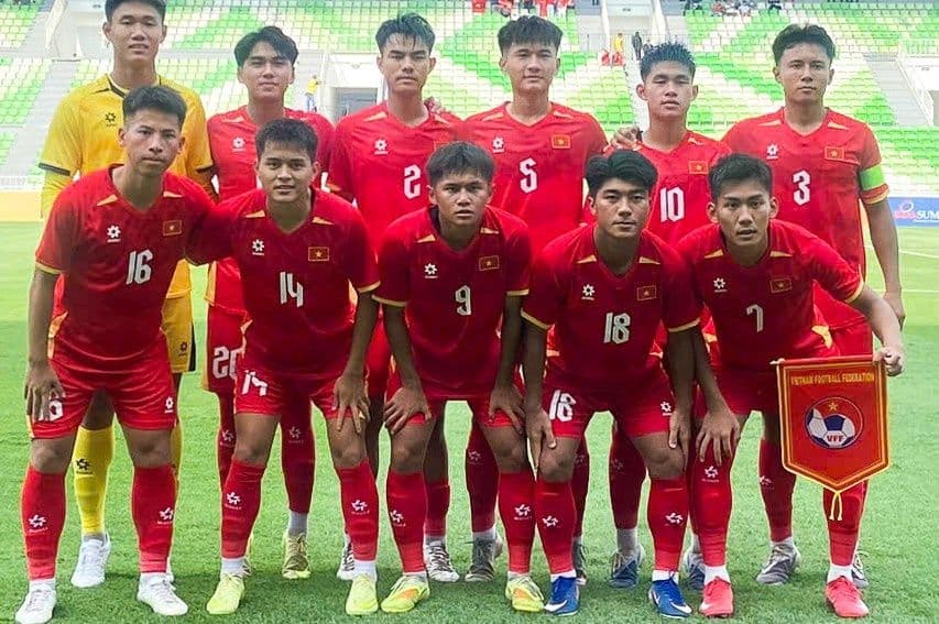 Cầu thủ U19 Indonesia trong một pha tranh chấp bóng trên sân