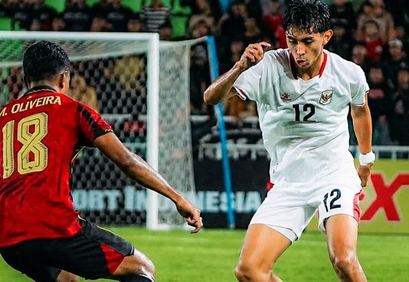 Cầu thủ U19 Indonesia trong một pha tranh chấp quyết liệt