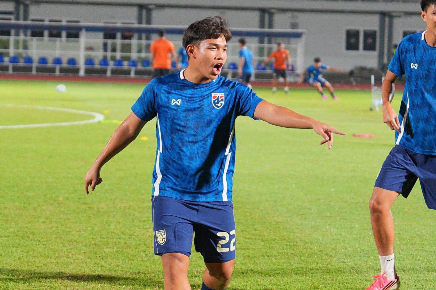 Cầu thủ U19 Thái Lan chỉ đạo đồng đội trên sân, thể hiện sự quyết tâm và chiến thuật
